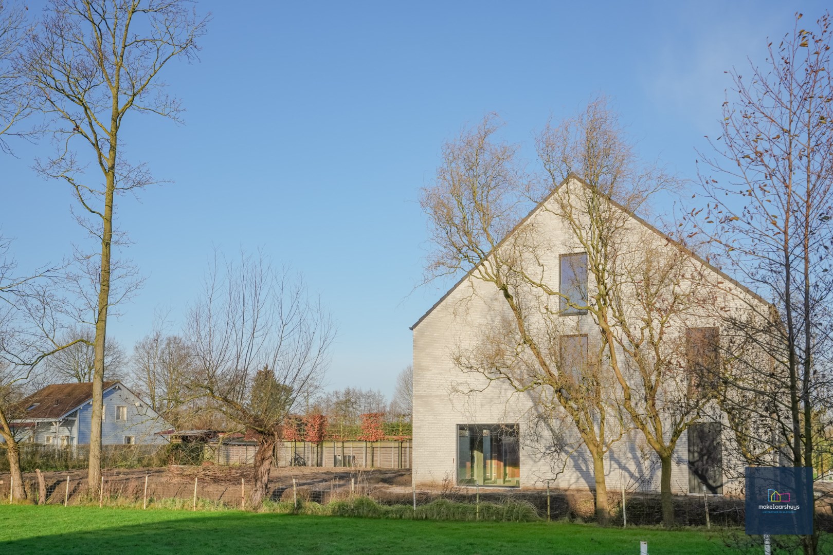 Halfopen casco villawoning met prachtig uitzicht en veel potentieel 