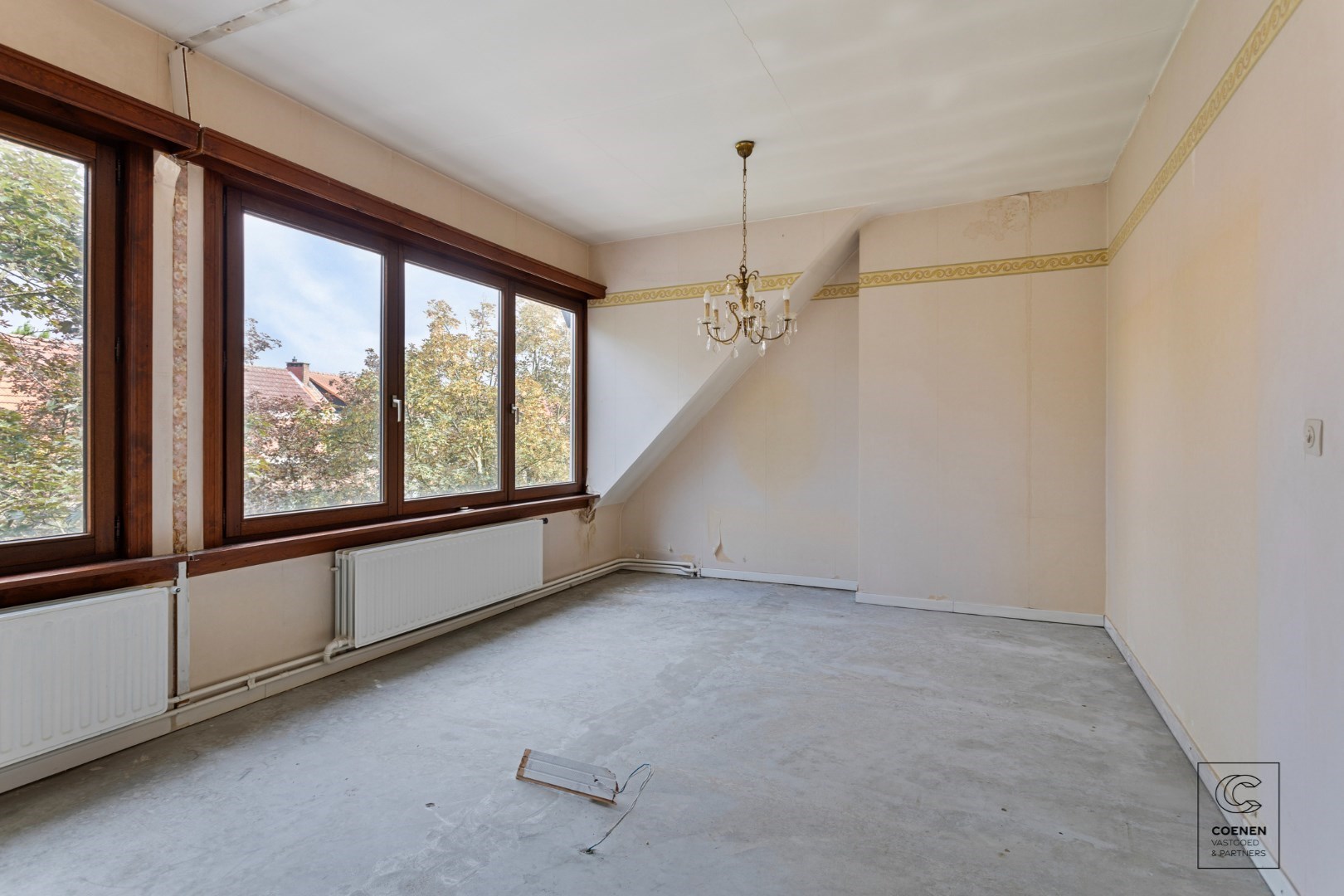 Te renoveren bel-&#233;tage woning (147 m&#178; bew. opp.) met 2 slaapkamers en tuin, centraal gelegen in Borsbeek! 