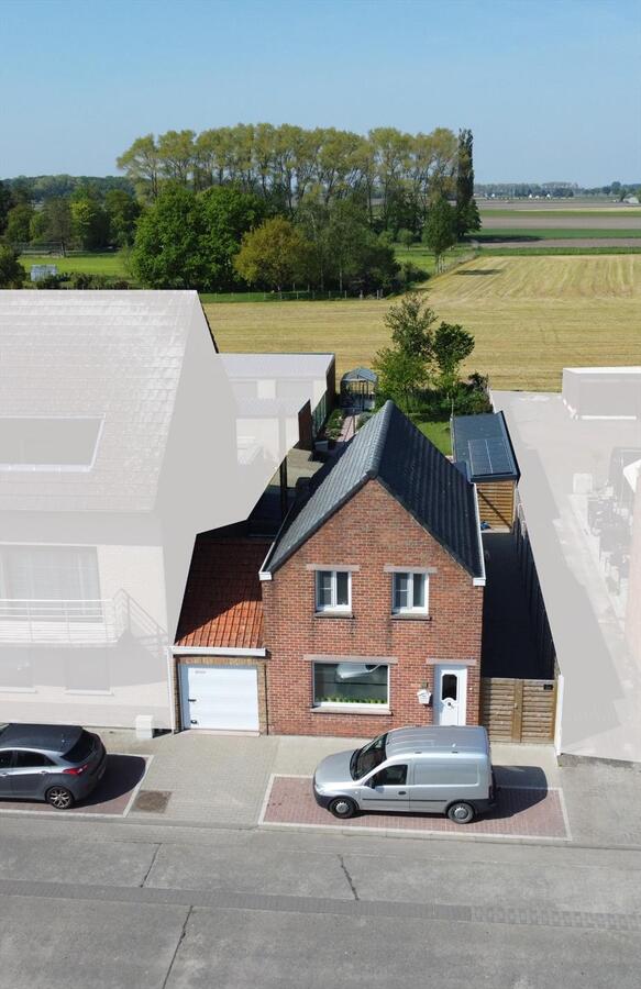 Instapkare woning met diepe tuin en garage te Koekelare 