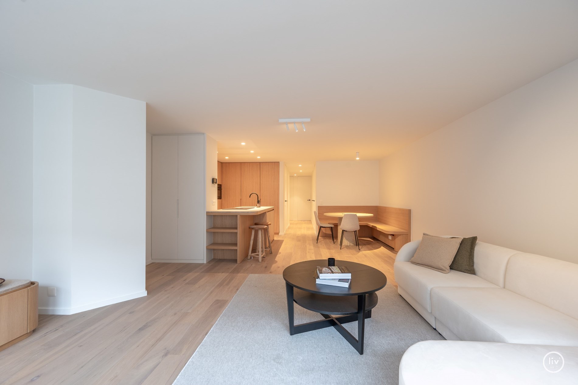 Prachtig en stijl gerenoveerd 3-slaapkamer appartement dat gelegen is naast de Lippenslaan, vlakbij de Zeedijk en alle commerci&#235;le voorzieningen in het centrum van Knokke. 