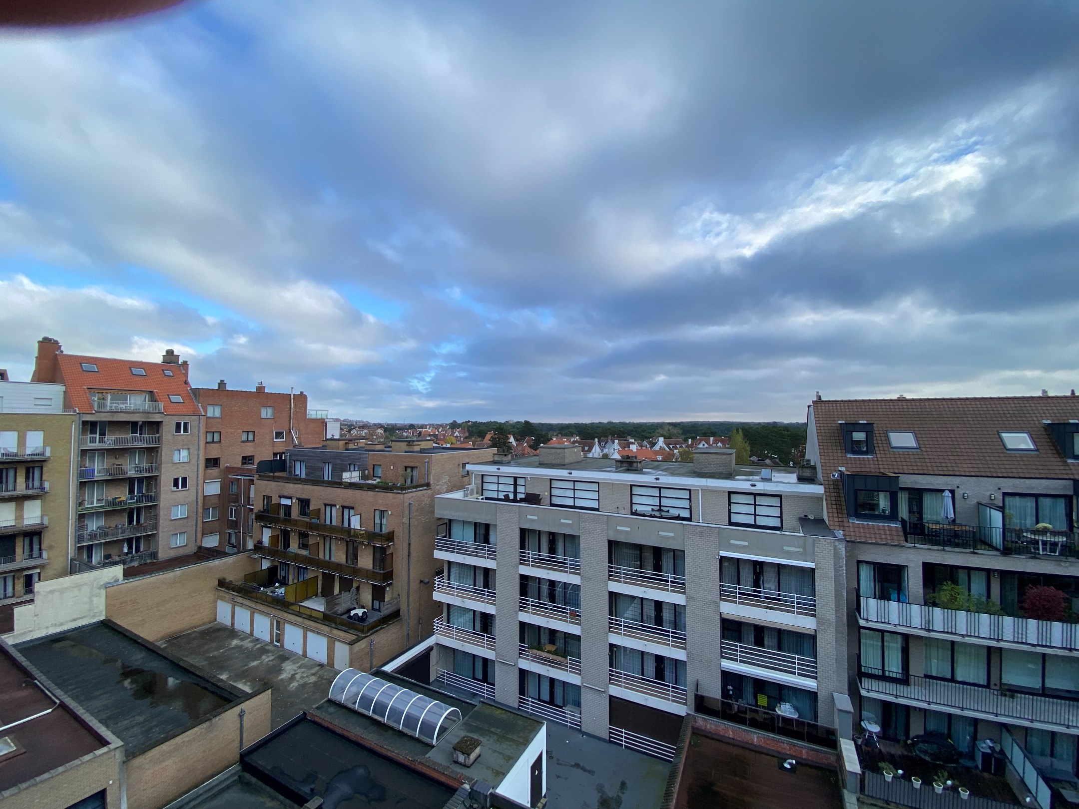 Meubl&#233; - Appartement en duplex avec 3 chambres &#224; coucher compl&#232;tes et deux grandes terrasses orient&#233;es vers le soleil avec des vues d&#233;gag&#233;es, situ&#233; du c&#244;t&#233; ensoleill&#233; de l&#39;avenue Lippens. 