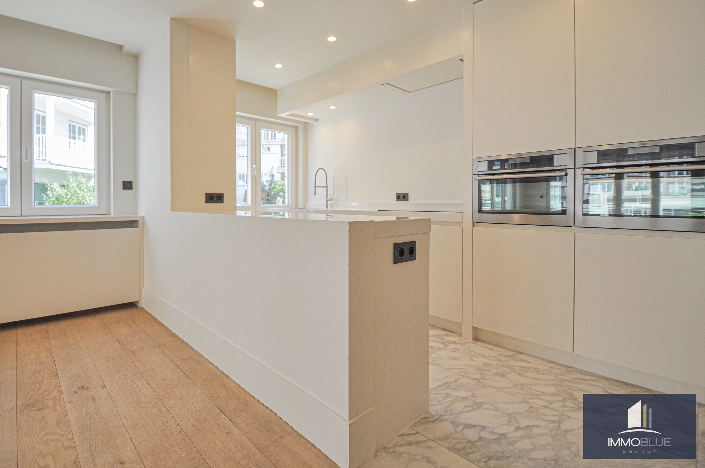 Appartement d&#39;angle avec une vue d&#233;gag&#233;e sur la Kustlaan, situ&#233; dans une r&#233;sidence de standing. 