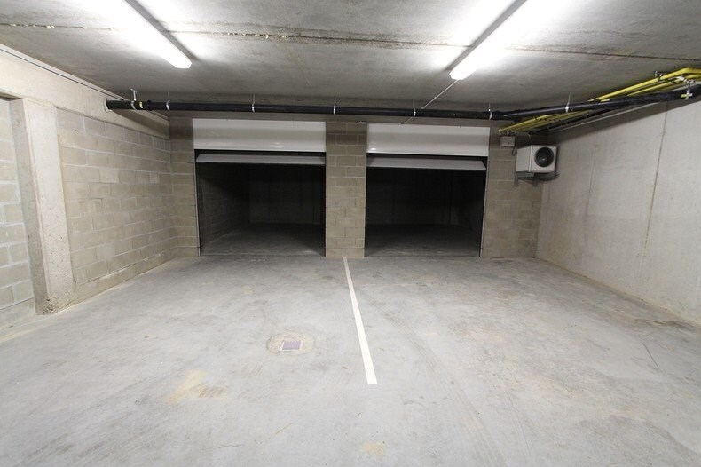 Ruime ondergrondse garage met autostaanplaats in het centrum van Gistel 