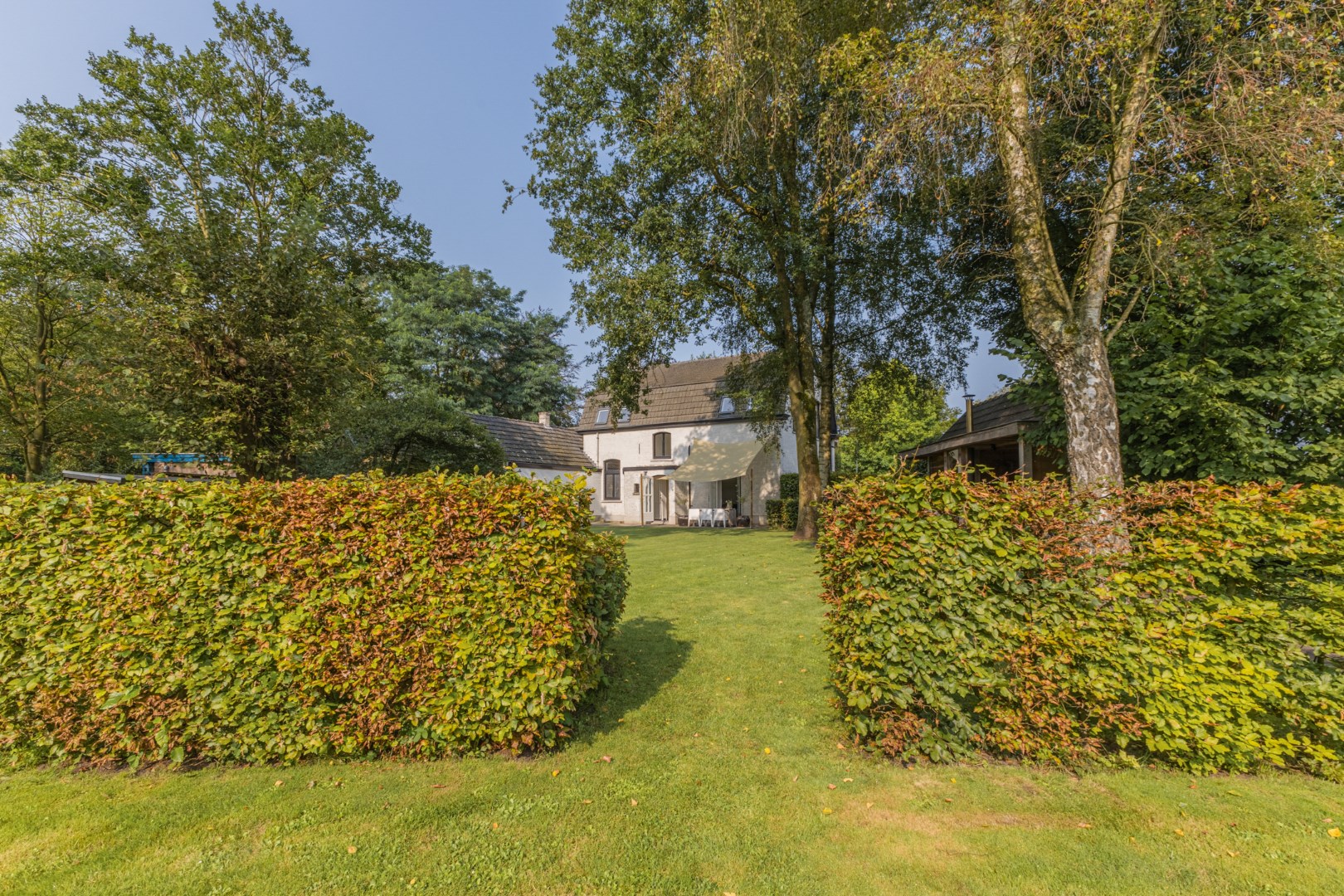 Wat een sfeervolle woning met een rijke geschiedenis is dit! Het oude grenskantoor van Budel zit vol met mooie authentieke details en is gelegen op een prachtig groot perceel. Energielabel  D. 