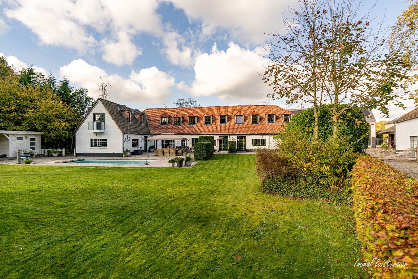 Unieke trainingsstal met prachtige villa op ca. 1 ha te Halle-Zoersel (Mogelijkheid tot aankoop extra weide) 