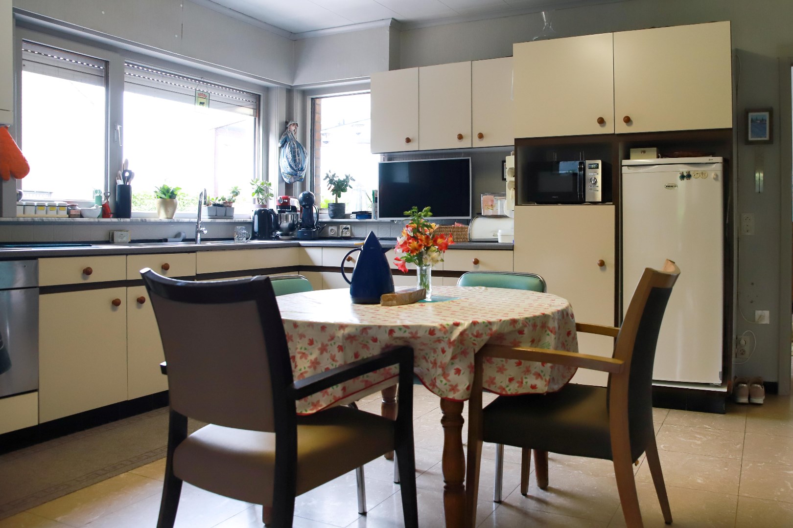 Grote alleenstaande woning met garage, werkplaats en tuin op 1.378 m&#178; 