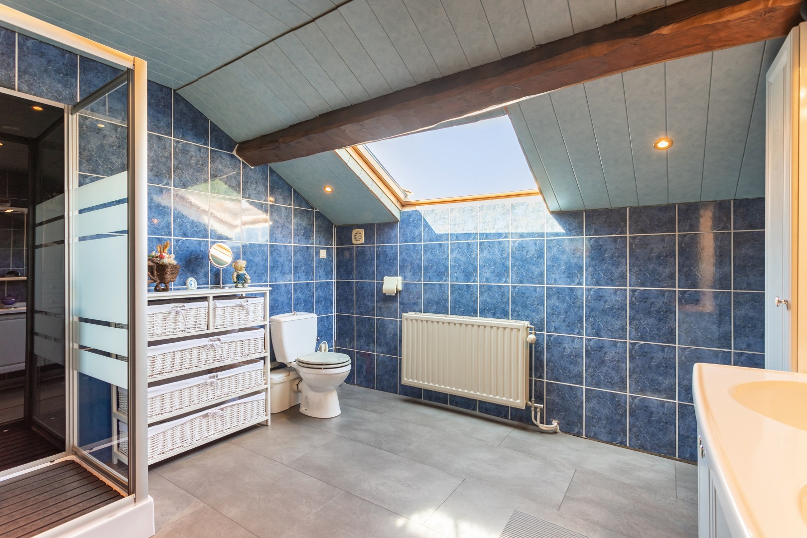 Ruime kangoeroewoning met 6 slpks, 2bdks, 2 garages en tuin te Oetingen 