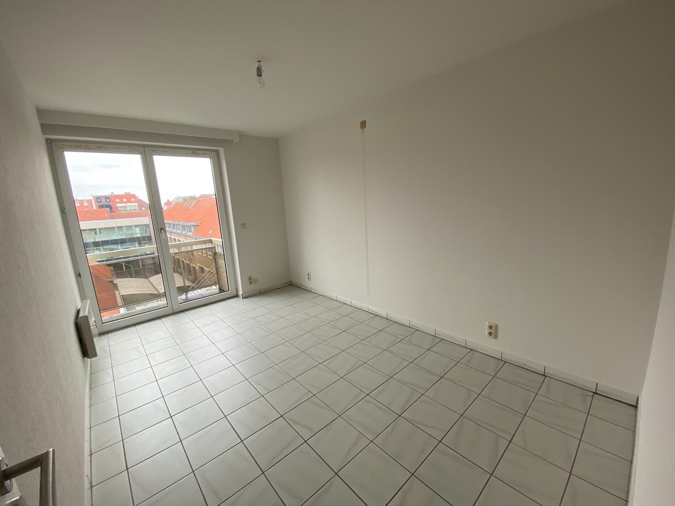 Appartement non-meubl&#233; avec 2 belles chambres, situ&#233; Ave. Lippens. 