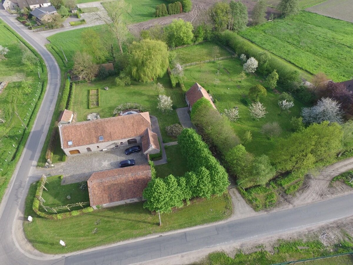 Rustig gelegen hoeve met conci&#235;rgewoning en stallen te Bree op ca. 8300m&#178; 