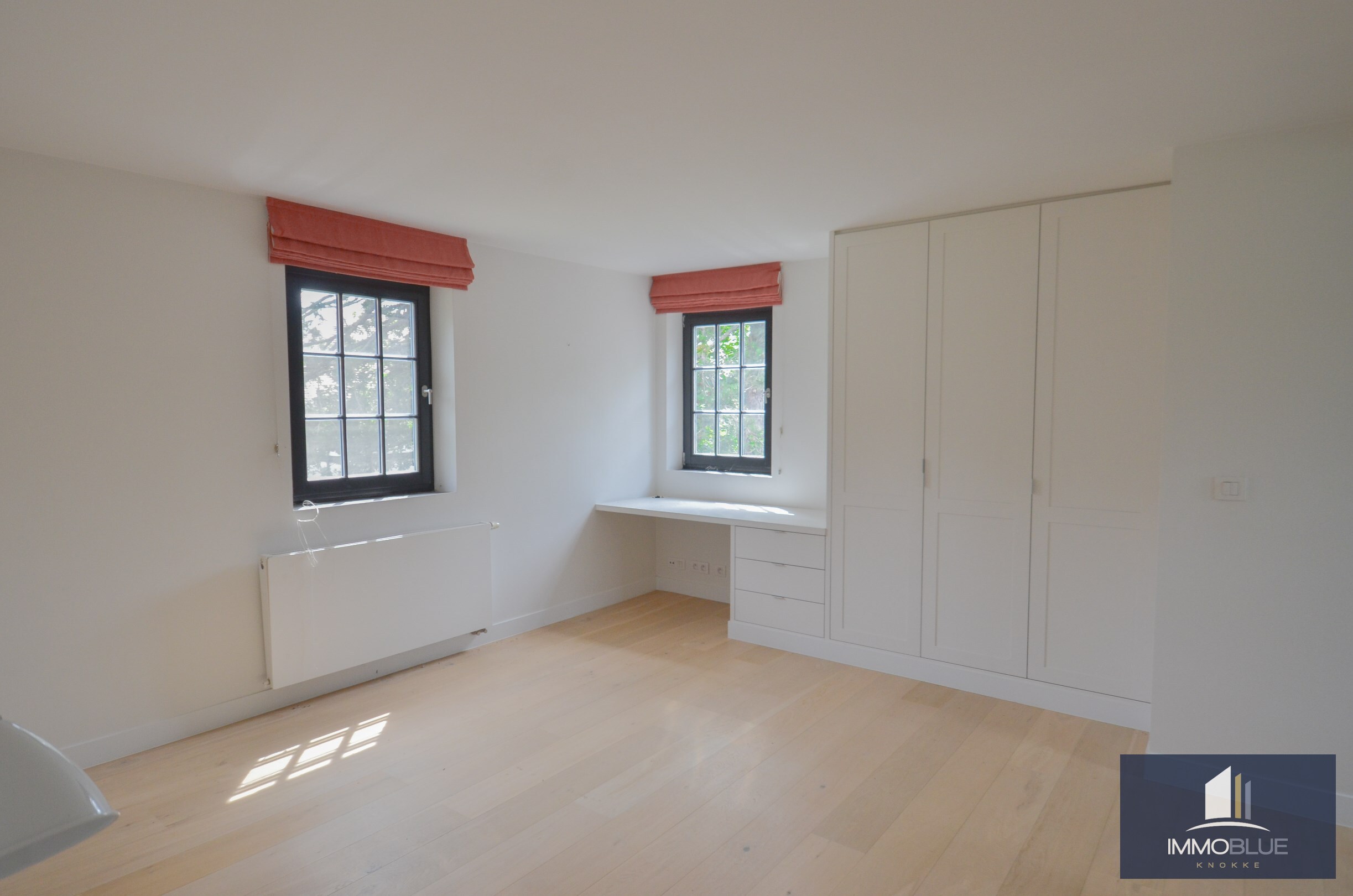 Villa exclusive, situ&#233;e au calme sur un terrain de 1.628 m&#178;, &#224; proximit&#233; du Royal Zoute Tennis Club. 