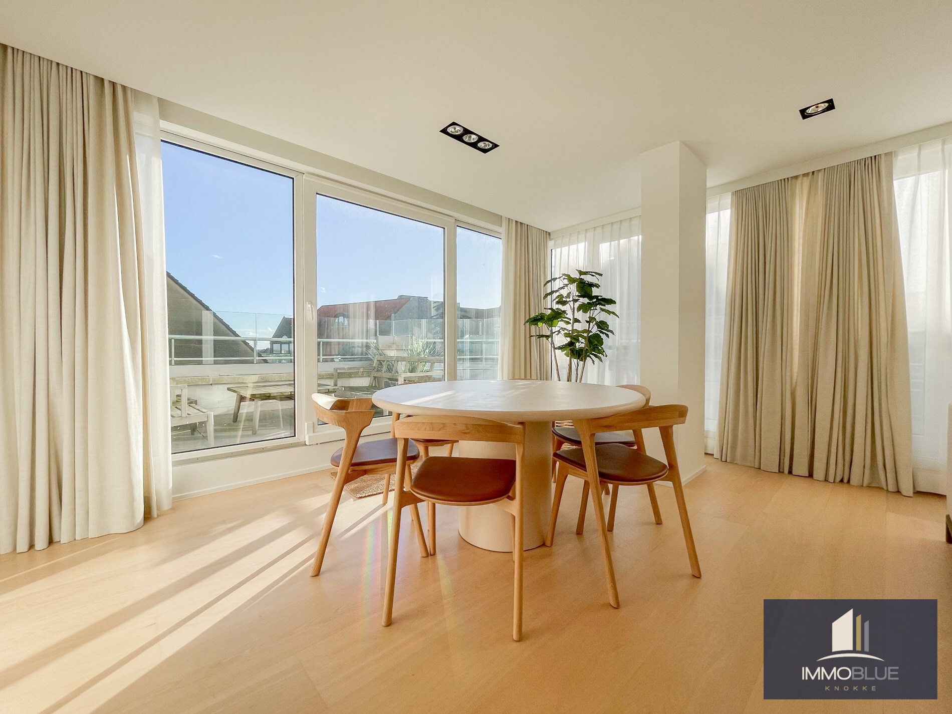 Appartement lumineux avec vue lat&#233;rale sur la mer, fini avec des mat&#233;riaux de qualit&#233; et avec une terrasse spacieuse orient&#233;e sud-ouest, situ&#233; entre la place Albert et la place du Triagle. 
