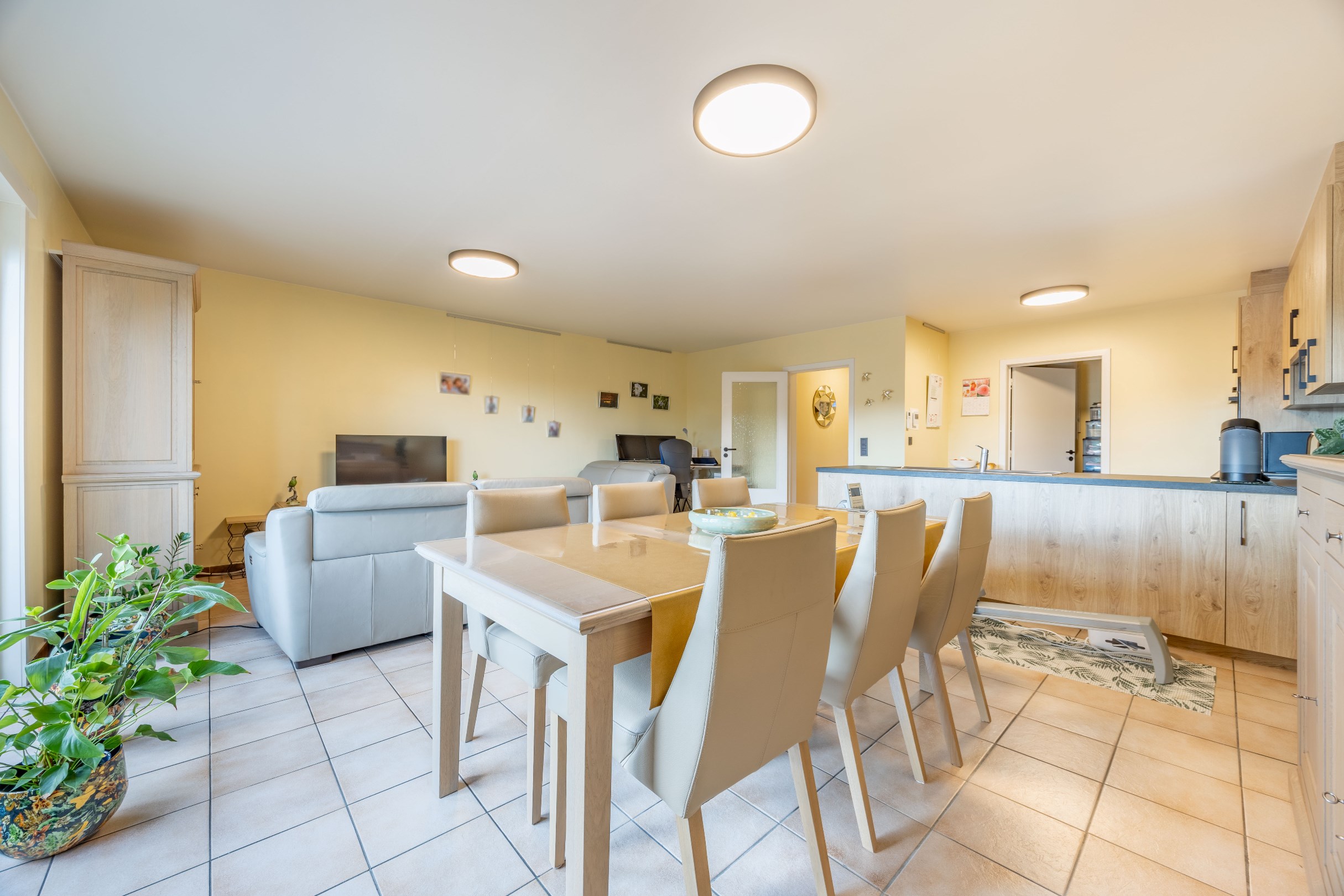 INSTAPKLAAR APPARTEMENT MET 2 SLAAPKAMERS EN GARAGE 