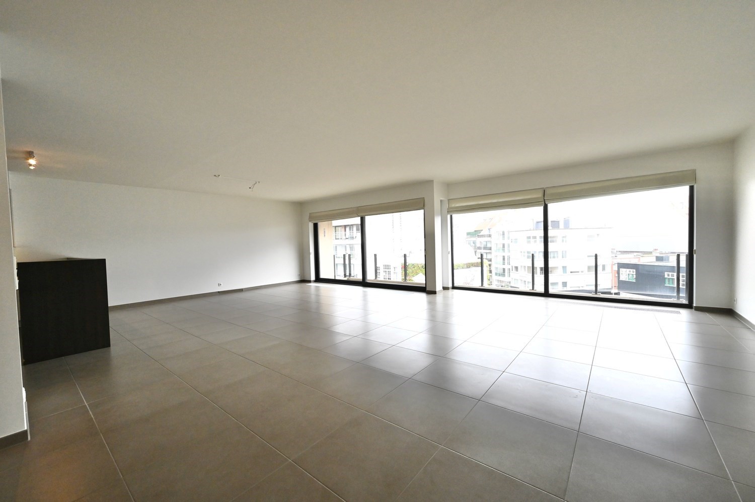 ONGEMEUBELD - Woonappartement in een rustige residentie, op de Lippenslaan (10m fa&#231;ade!). 