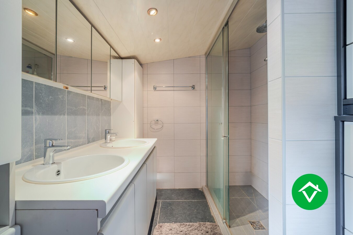 Charmante gezinswoning met twee slaapkamers en afgesloten garagebox te Sint-Kruis (Brugge) 