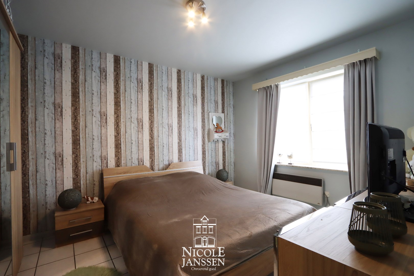 Slaapkamer met tegelvloer