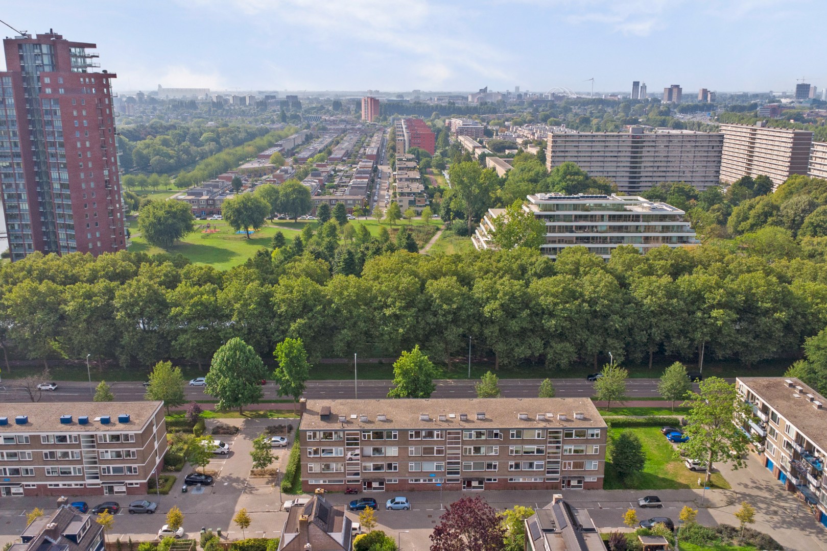 Geen zin in klussen? Deze 4 kamer woning met 3 slaapkamers, fraaie keuken, moderne badkamer, balkon en is gelegen op eigen grond! 