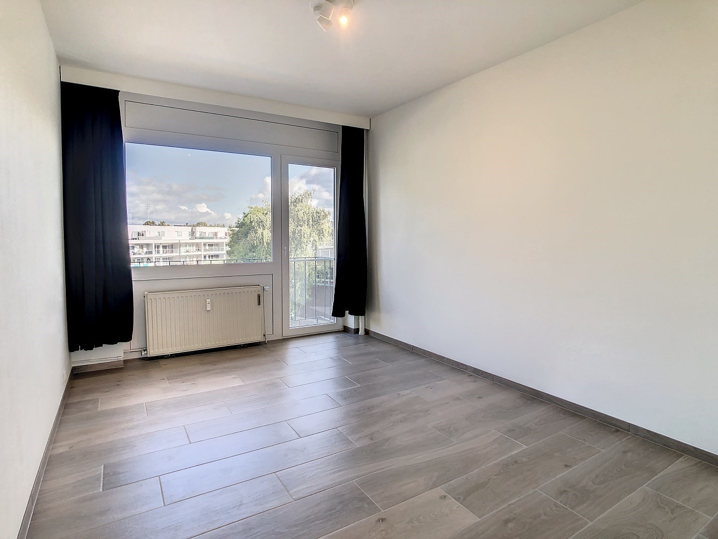 Gerenoveerd appartement met 2 slaapkamers en terras en garagebox - bewoonbare oppervlakte 78 m&#178; 