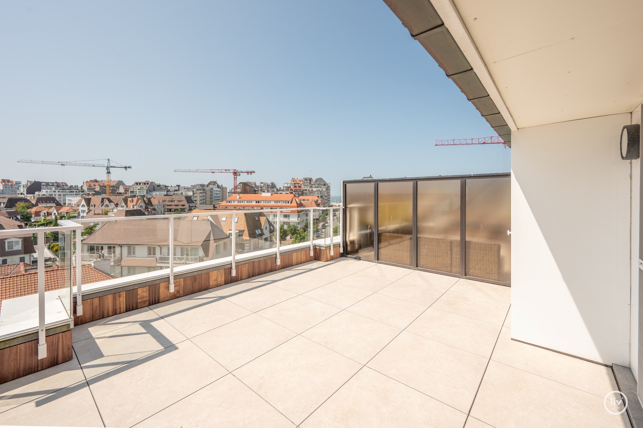 Prachtig instapklaar duplex-appartement met zonnige terrassen genietend van een open zicht en tevens zeezicht (Mogelijkheid tot aankoop van een inpandige garagebox). 