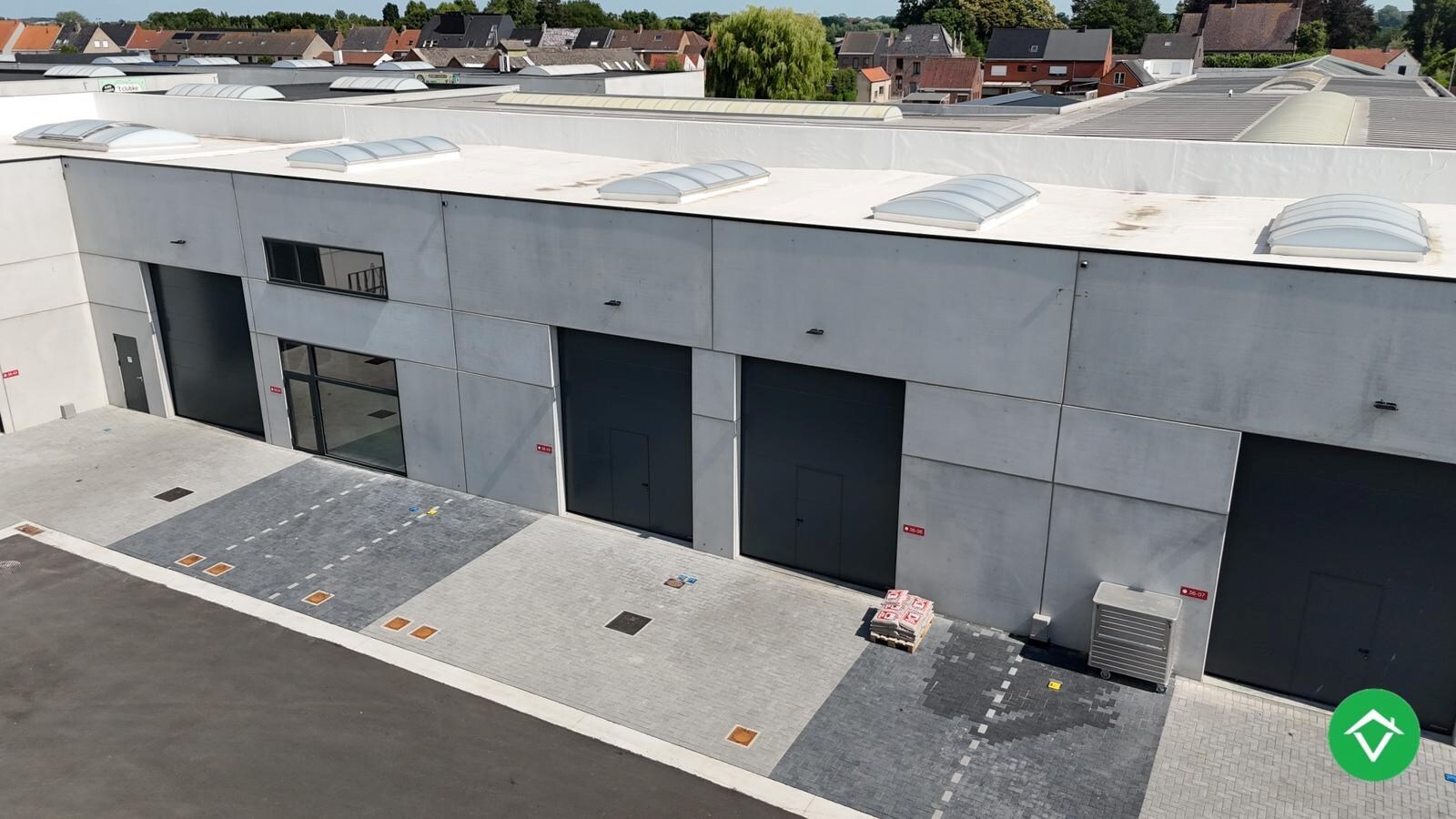 Loods te koop – 145 m&#178; met 2 parkeerplaatsen inbegrepen op de industriezone te Ichtegem 