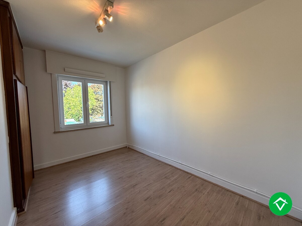 Woning met 4 slaapkamers, garage en tuin te Roeselare 