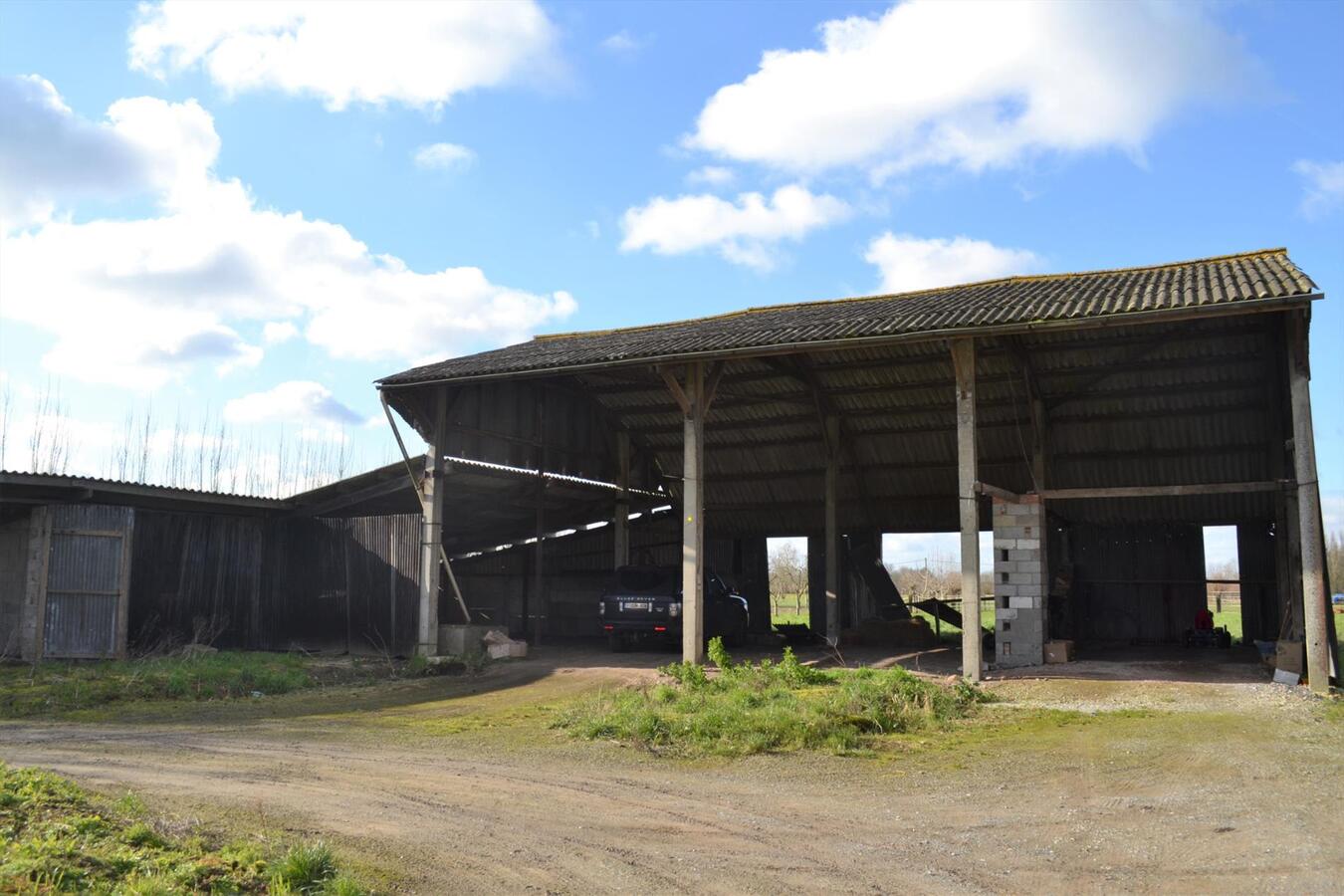 Exclusief landhuis in Vlaamse hoevestijl met bijgebouwen op ca. 2ha te Beernem 