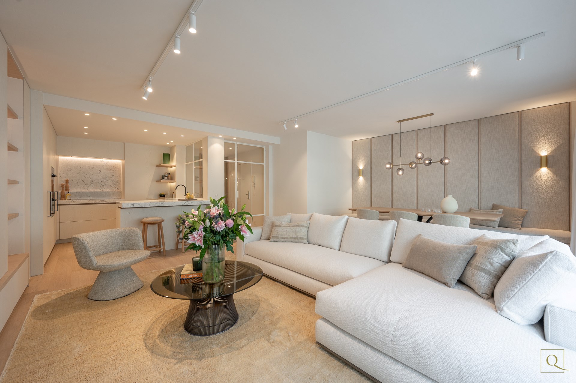 Appartement de luxe &#233;l&#233;gamment r&#233;nov&#233; avec deux terrasses ensoleill&#233;es &#224; proximit&#233; de la plage et des commerces. 