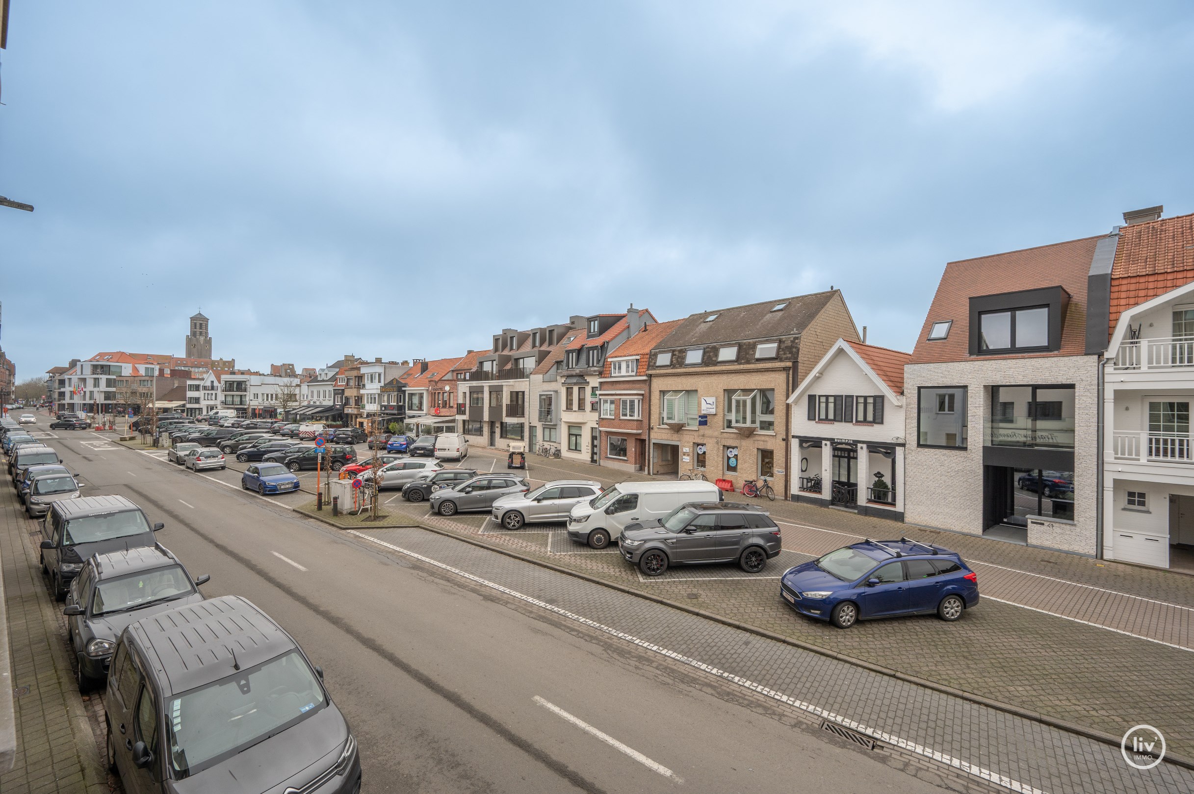 Instapklaar app.met 2 slaapkamer te Centrum Knokke, mogelijkheid tot aankoop van garage in het gebouw. 