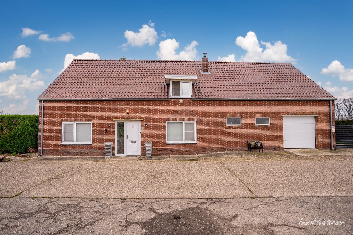 Ready-to-move-in farmhouse with stables on approximately 45 acres in Kinrooi 