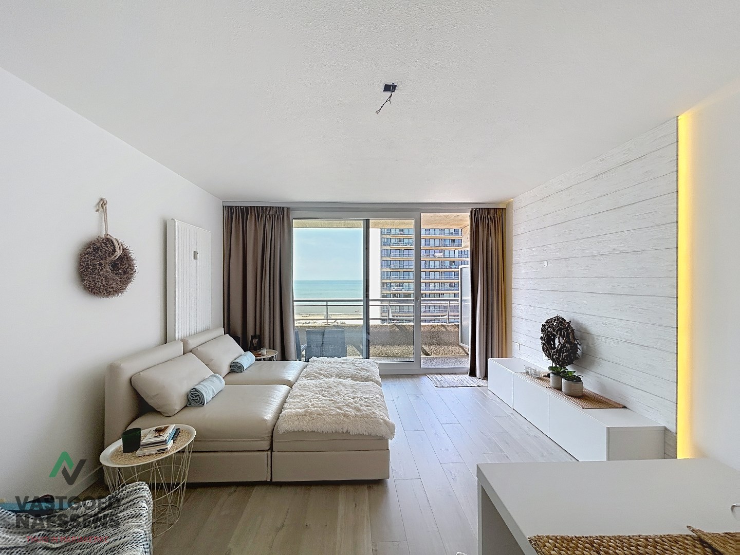 GERENOVEERDE STUDIO MET SLAAPHOEK - TERRAS - ZICHT OP ZEE 