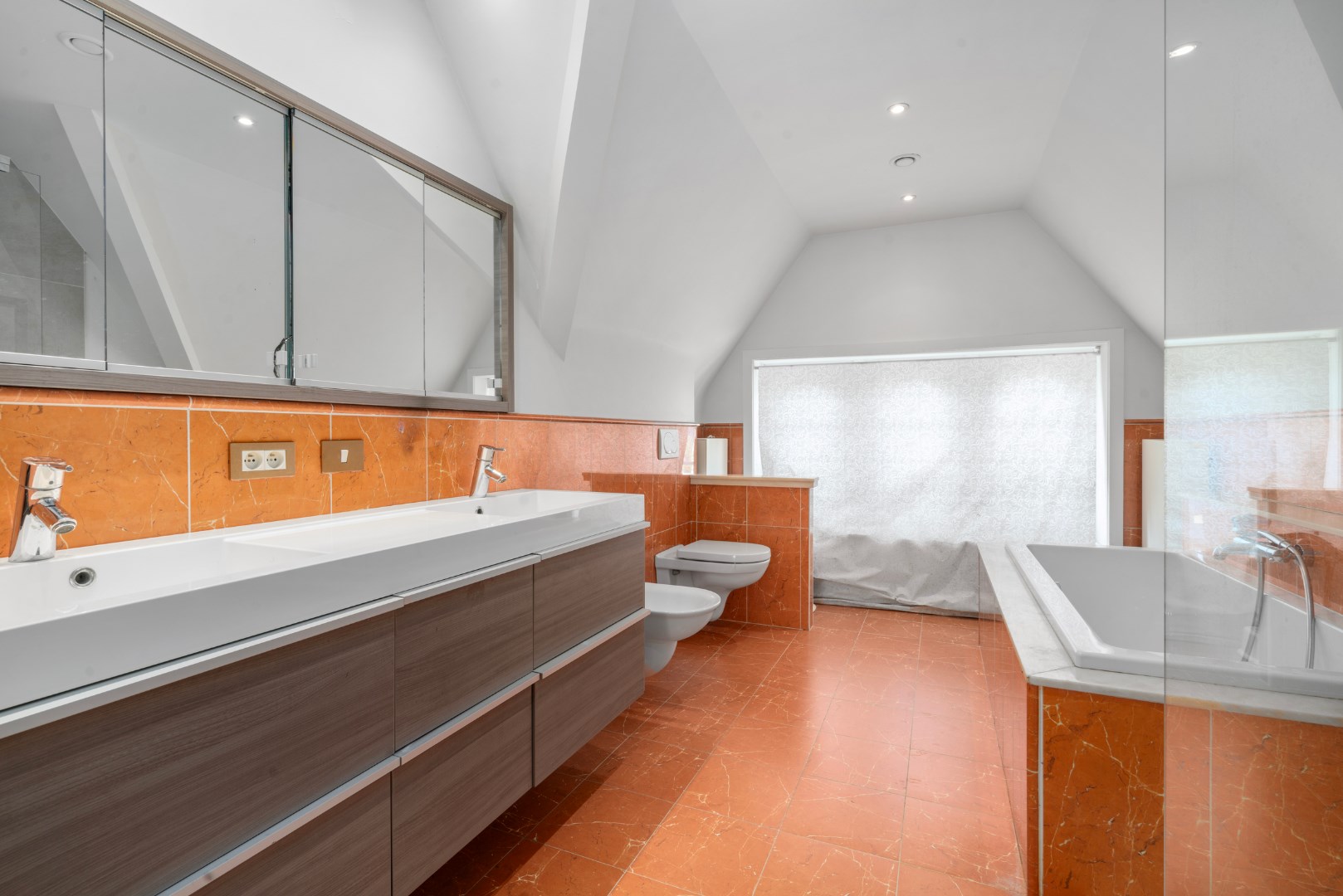 Stijlvolle villa met 5 slaapkamers op mooi perceel van 1325m&#178; 