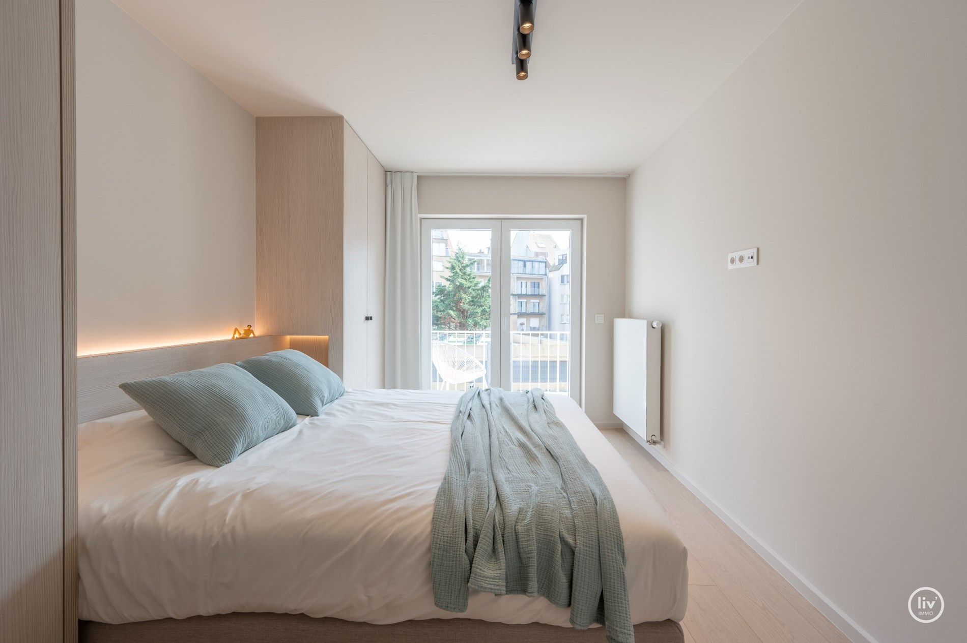 Appartement de 3 chambres r&#233;nov&#233; avec go&#251;t situ&#233; sur la Kustlaan, &#224; proximit&#233; de la place de la Tour de Lumi&#232;re et de la place du Triangle &#224; Knokke. 