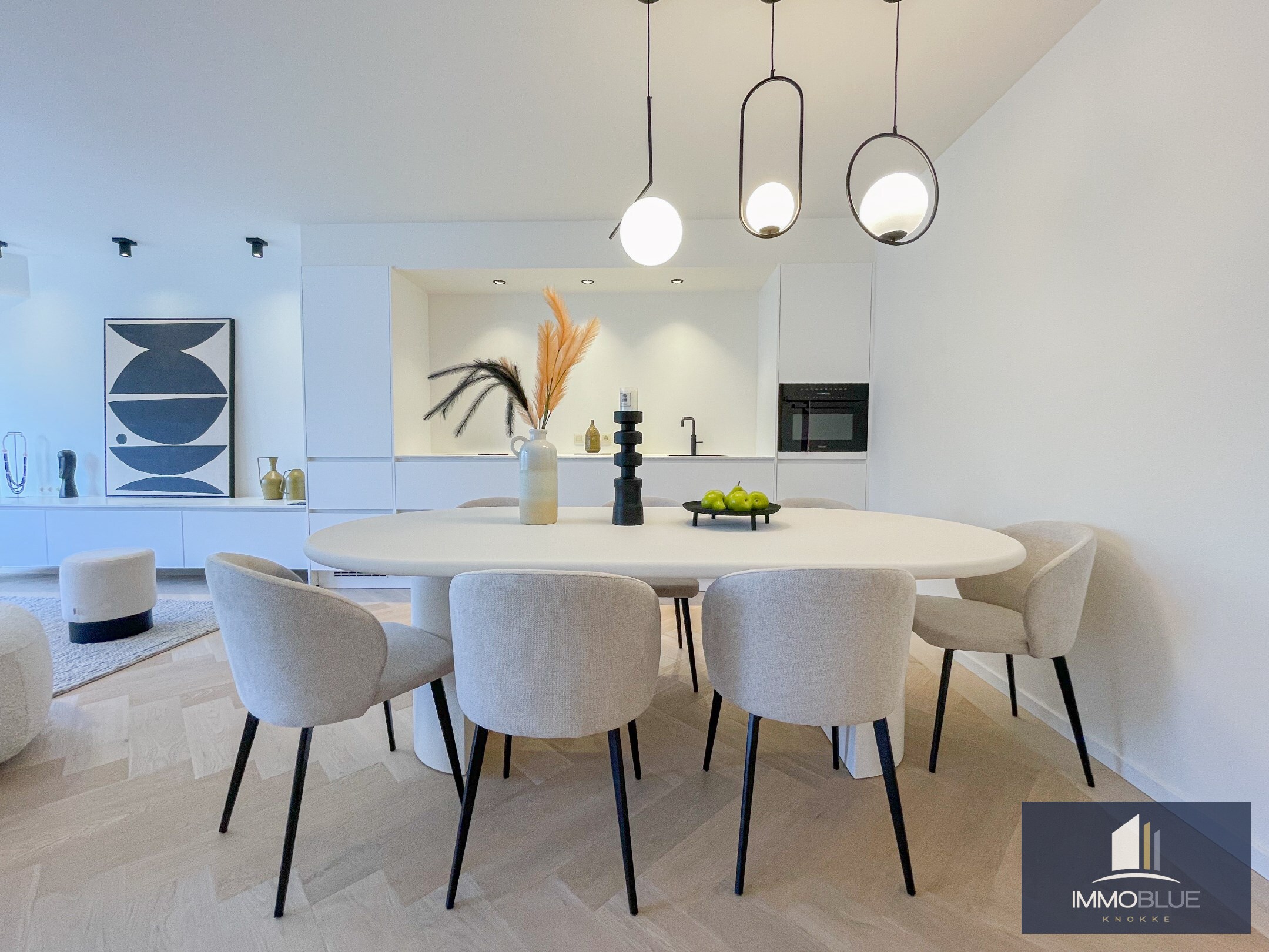 Volledig gerenoveerd lichtrijk appartement met een mooi zijdelings zeezicht, gelegen nabij het Driehoeksplein. 
