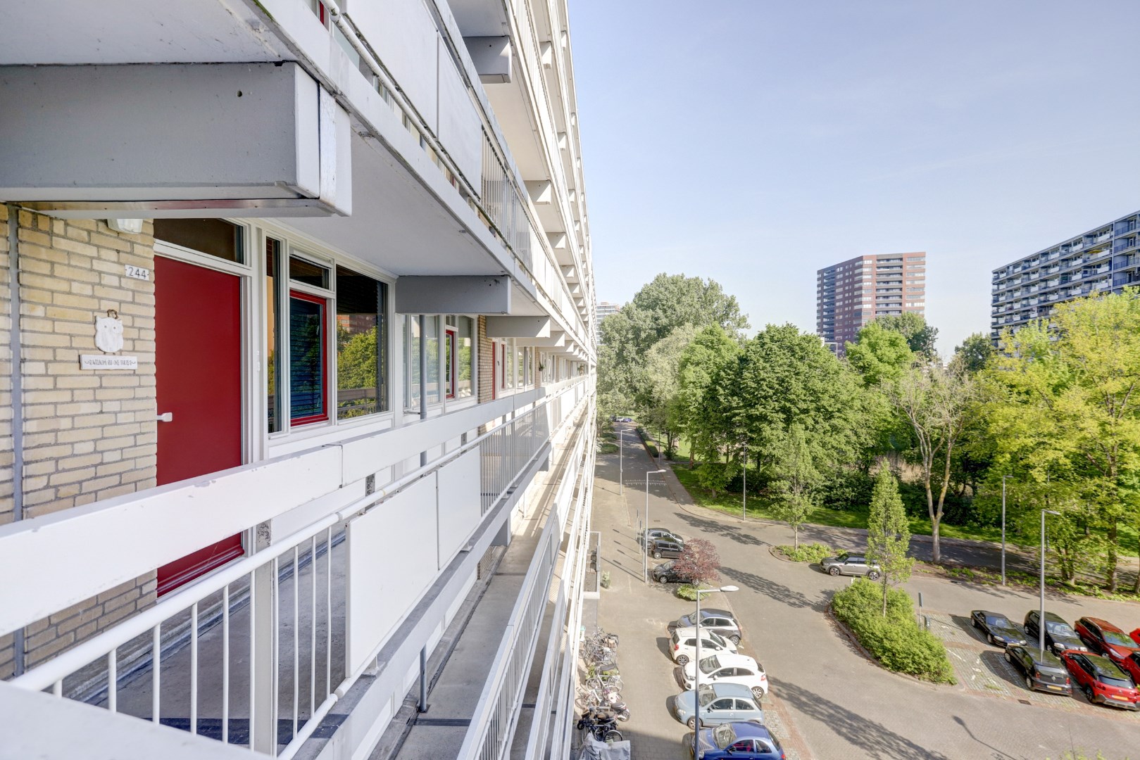 Licht 3 (voorheen 4) kamer appartement op de vijfde verdieping met woningbreed balkon! 