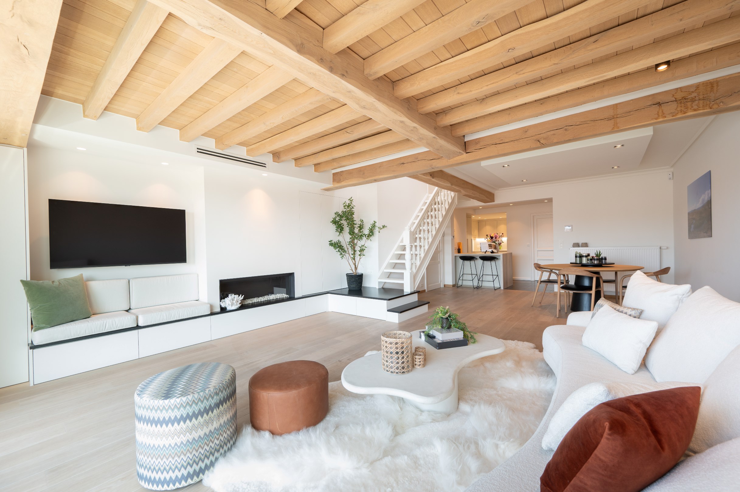 Prachtig instapklaar duplex-appartement met zonnige terrassen genietend van een open zicht en tevens zeezicht (Mogelijkheid tot aankoop van een inpandige garagebox). 