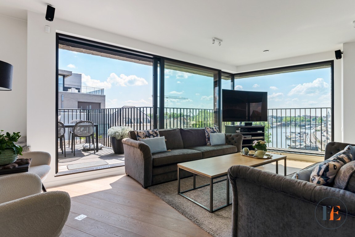 Mooi gelegen appartement langsheen het water met terrassen en parkeerplaats te Gent 