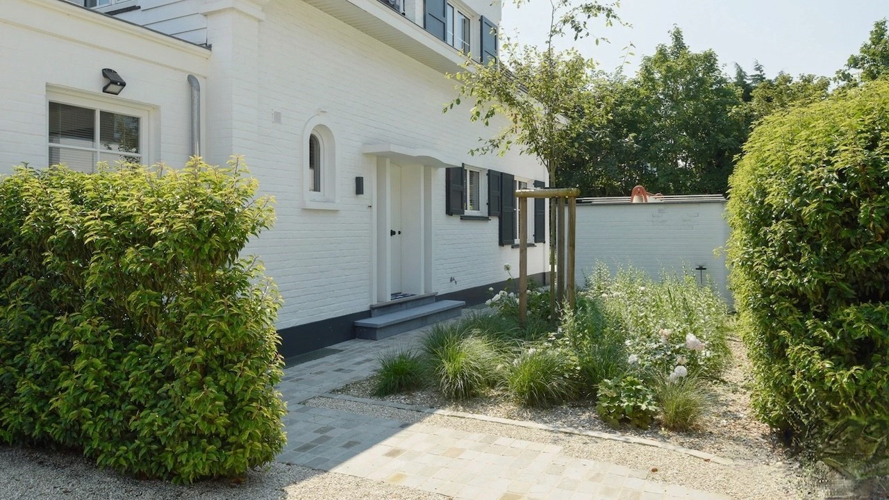 Gezellige villa in een paadje op een zeer centrale ligging, net naast het commerci&#235;le centrum van Knokke en op wandelafstand van de zee. 