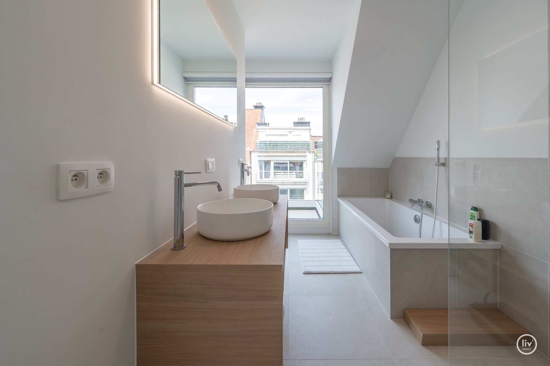 Prachtig, ruime en tevens r&#233;cente triplex (199 m2) in een zijstraat van de lippenslaan vlakbij de zeedijk te Knokke. 