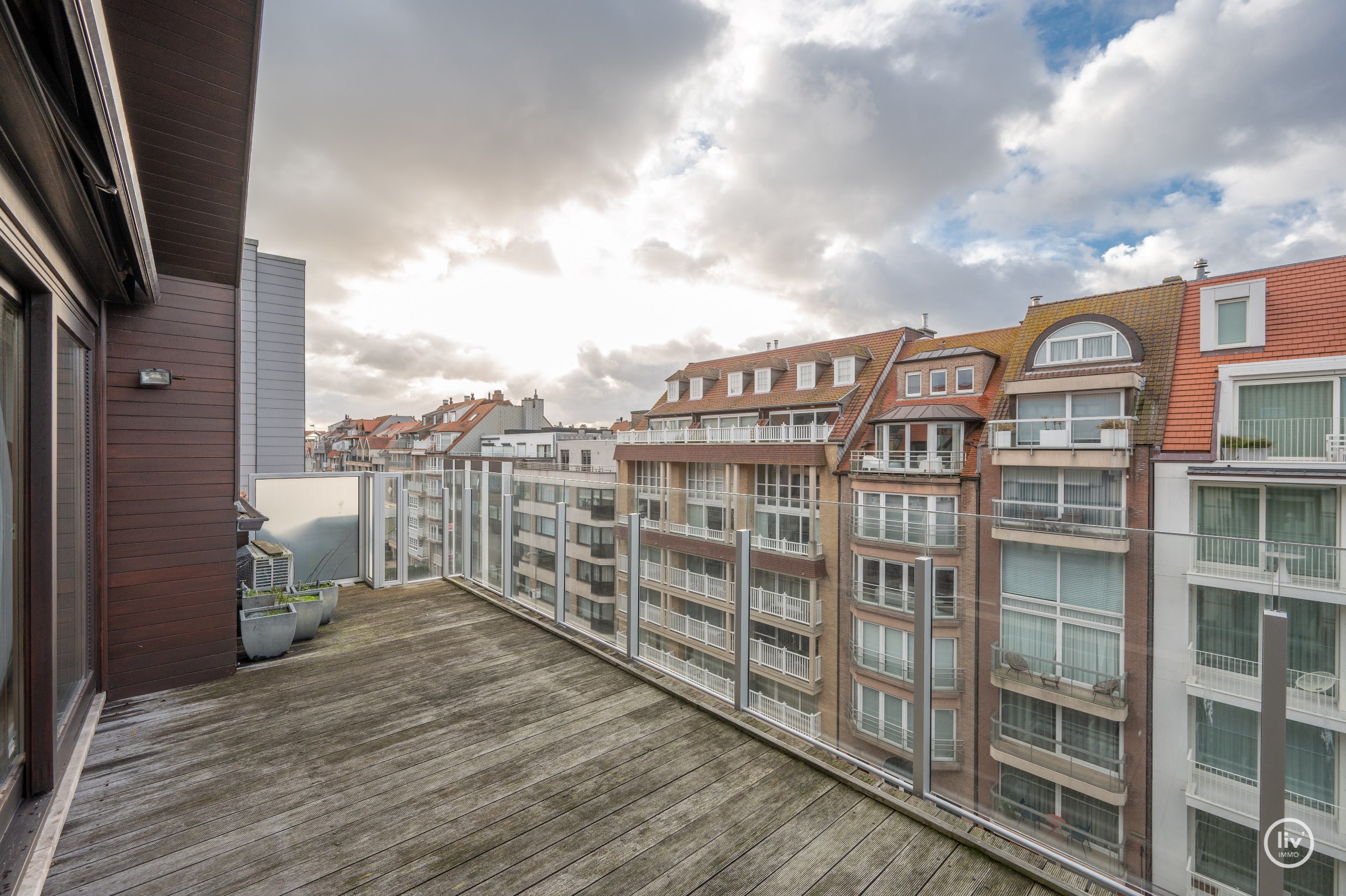 Ruim en zonnig dakappartement (227 m2) met ca. 33m&#178; terrassen gelegen in het centrum van Knokke, op wandelafstand van de Zeedijk en het Rubensplein. 