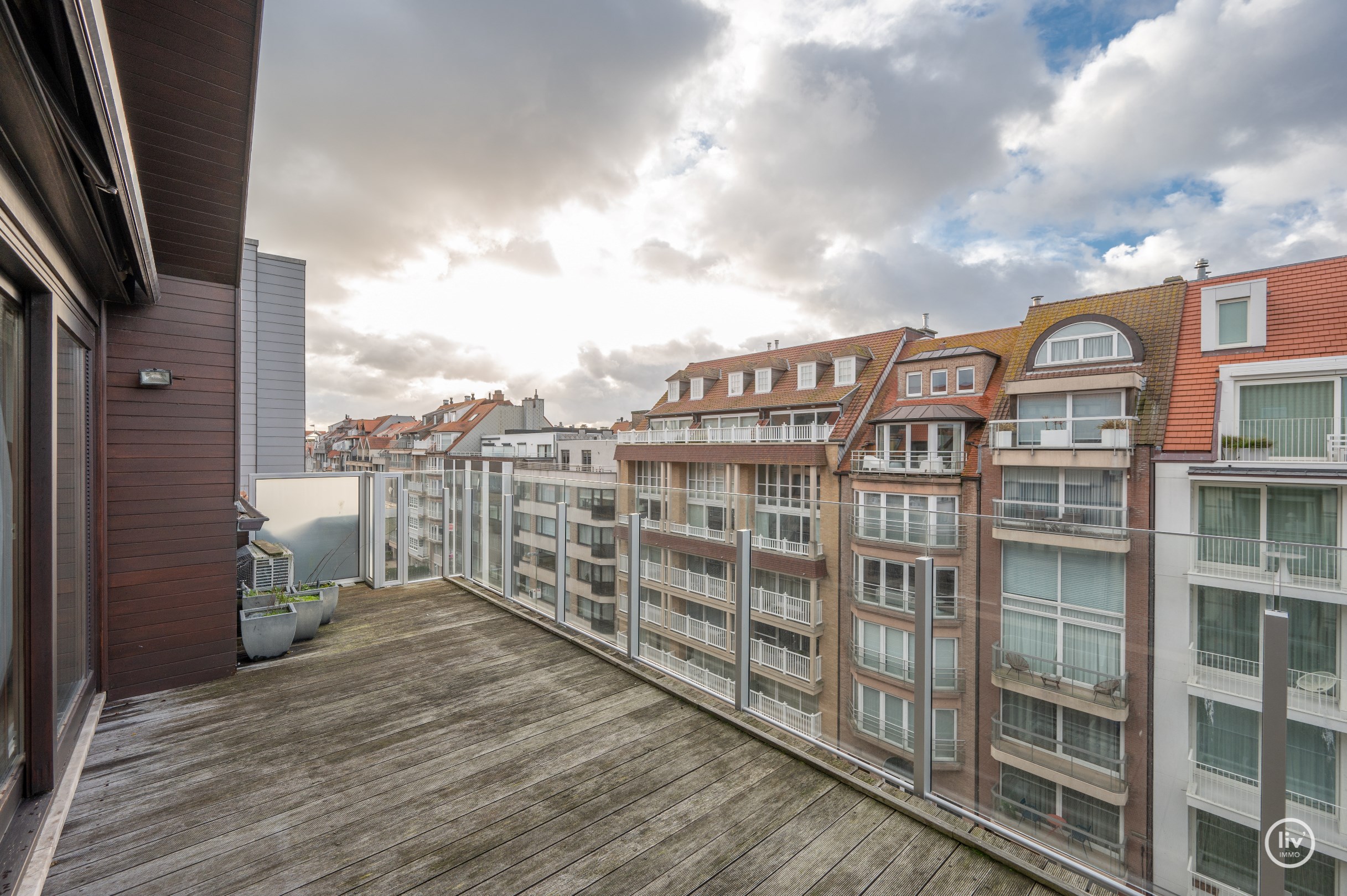 Appartement sous les toits spacieux et ensoleill&#233; (227 m2) avec environ 33m&#178; de terrasses situ&#233; au centre de Knokke, &#224; distance de marche de la digue et de la place Rubens. 