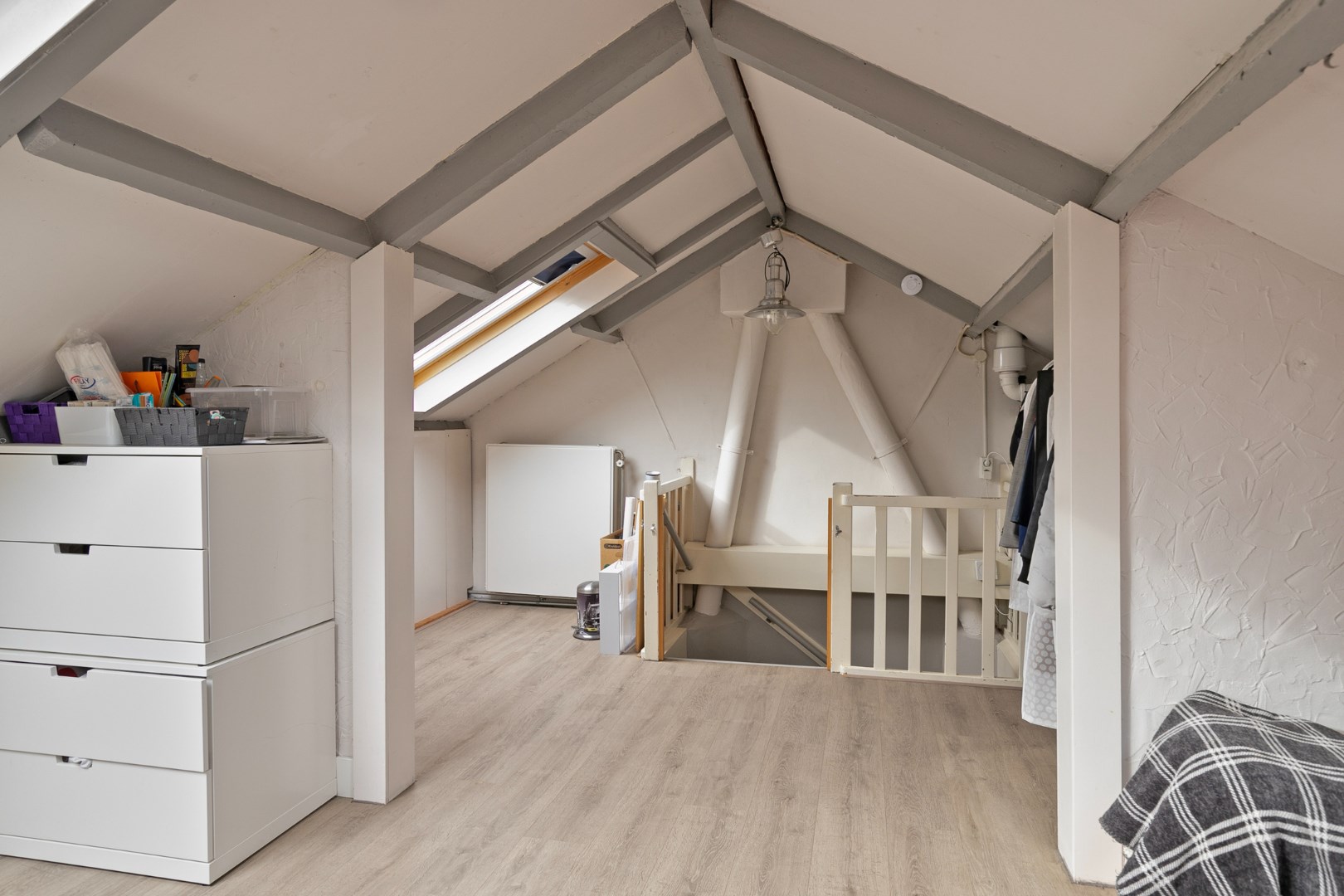 Kopers opgelet! Keurige 5-kamer tussenwoning met 4 ruime slaapkamers, ruime tuin op het zuidoosten en gelegen op eigen grond! 