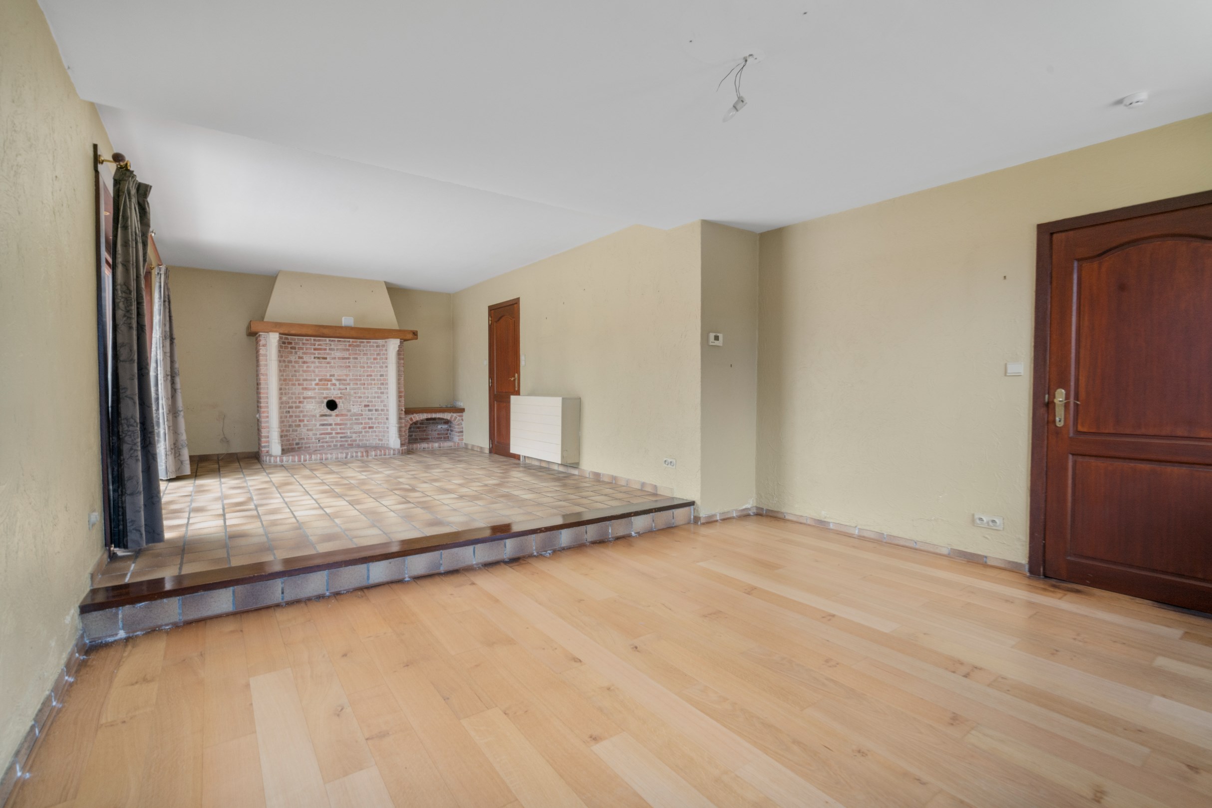 Grande villa individuelle avec double garage sur un terrain orient&#233; plein sud de 1229 m2 &#224; Knokke Heist. Le terrain est divisible. 