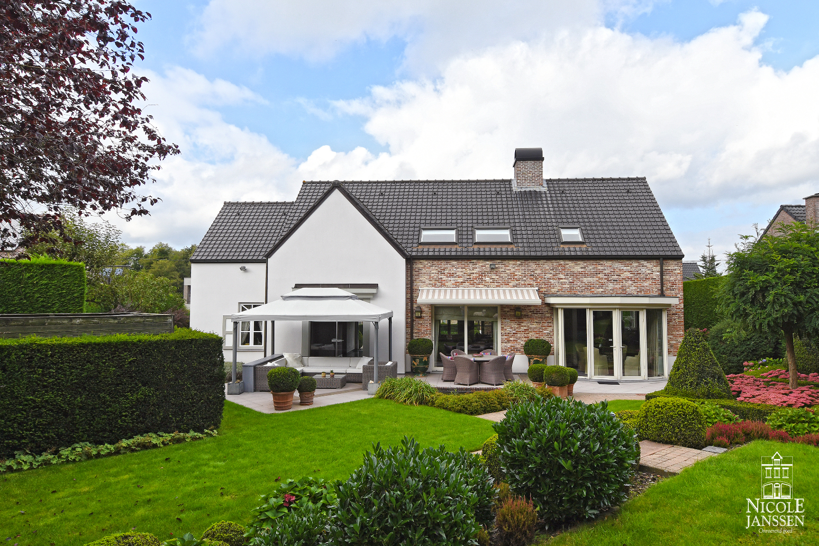 Prachtig landhuis met dubbele inpandige garage en mooi aangelegde tuin met zonnige terrassen 