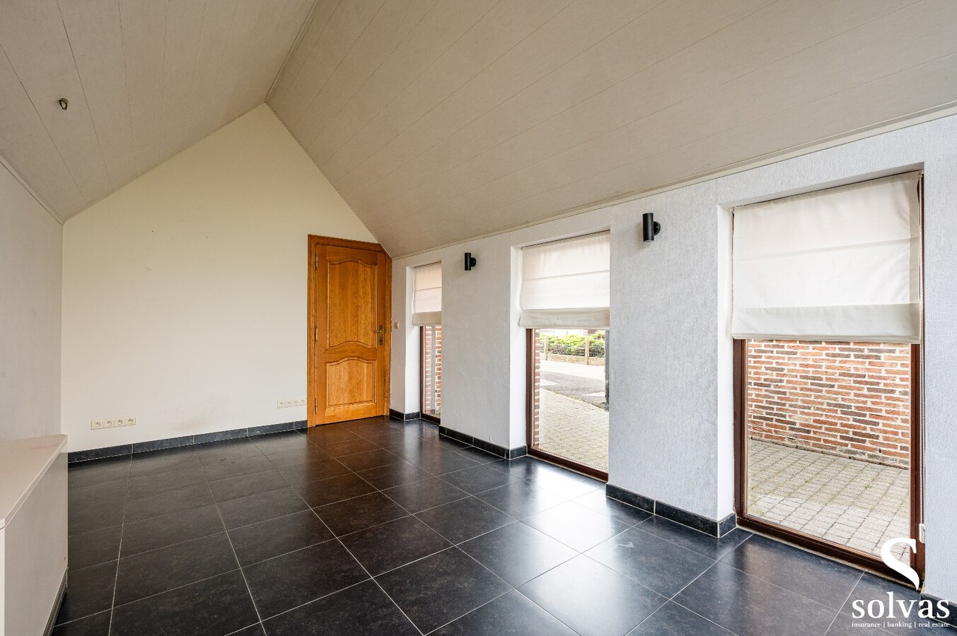Alleenstaande woning met afzonderlijke ruime garage 