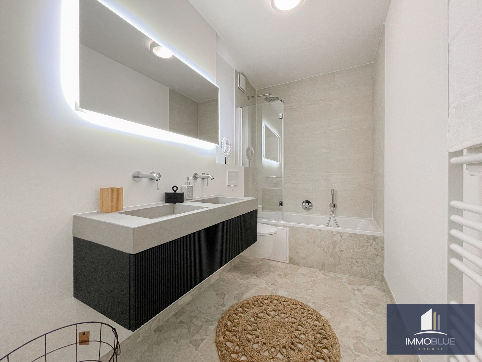 Volledig gerenoveerd lichtrijk appartement met een mooi zijdelings zeezicht, gelegen nabij het Driehoeksplein. 