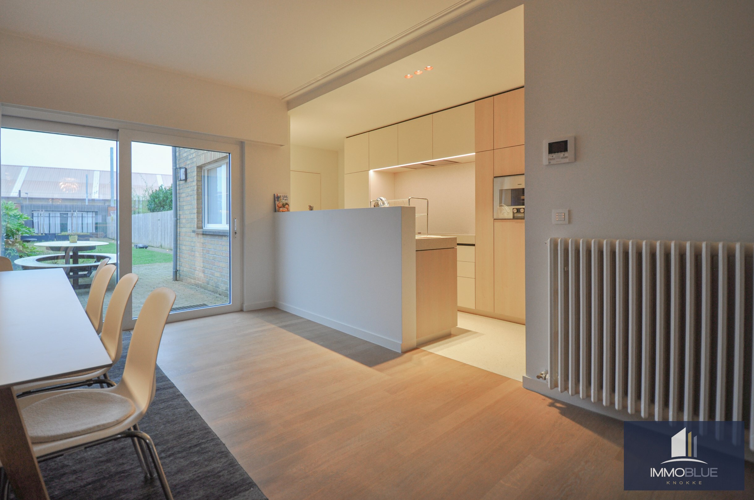 Maison lumineuse pr&#234;te &#224; emm&#233;nager avec jardin ensoleill&#233; et grand garage. 