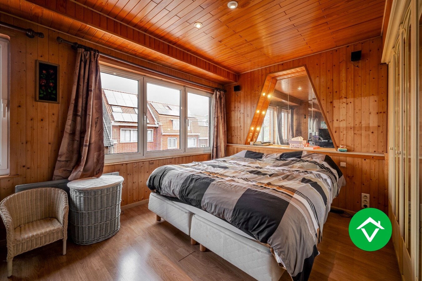Charmante gezinswoning met twee slaapkamers en afgesloten garagebox te Sint-Kruis (Brugge) 
