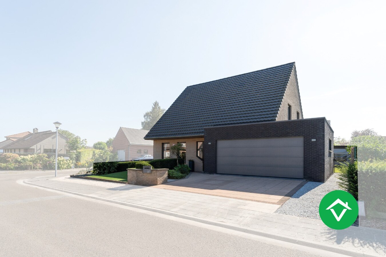 Ruime open bebouwing met 4 slaapkamers en 3 garages in Kortemark 