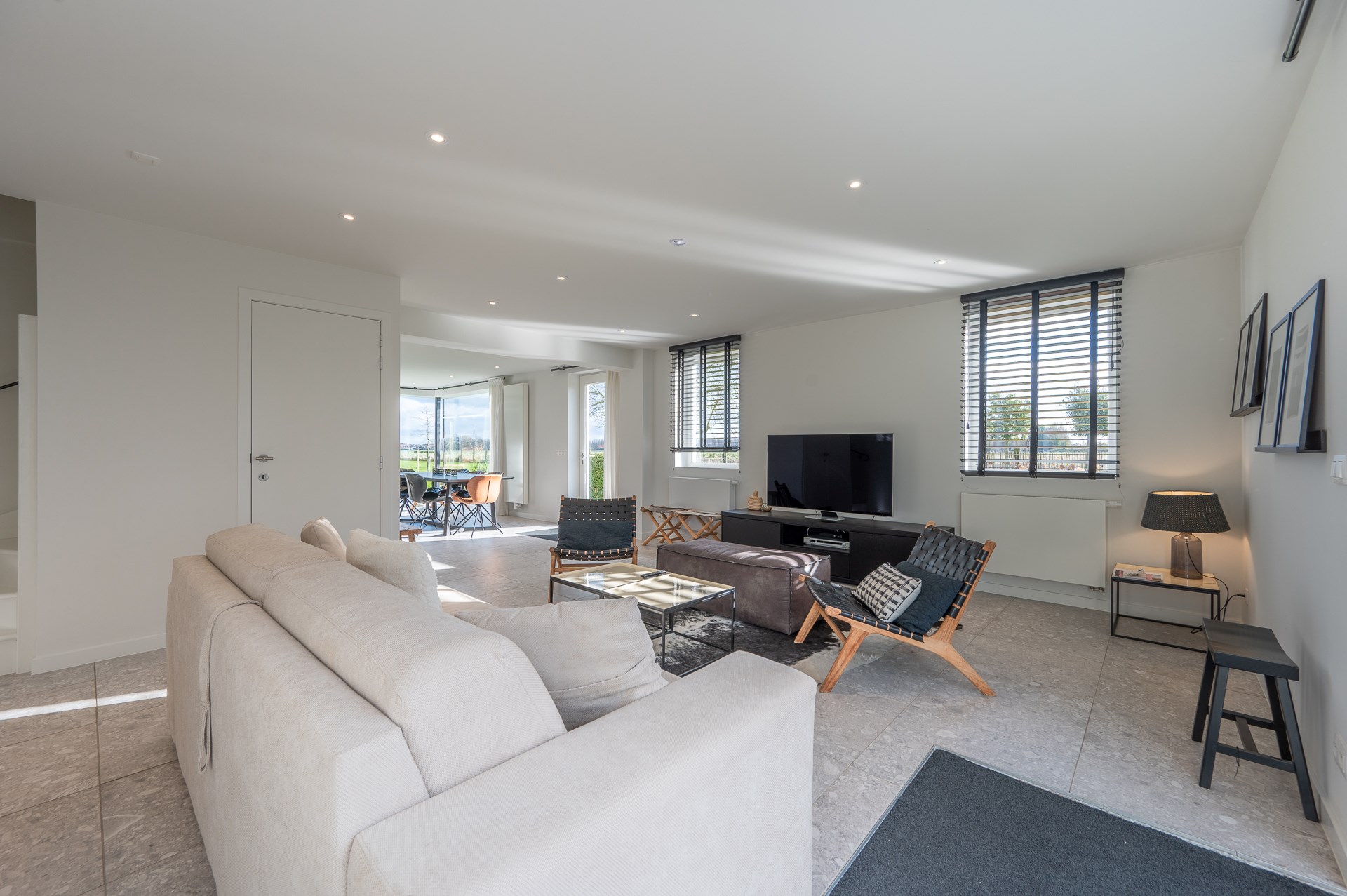 Uitzonderlijke en gerenoveerde eigendom ( 5.510 m&#178; grond ) vlakbij het centrum van Knokke-Heist en toch genietend van een uitzonderlijk open zicht over de Knokse Polders. 
