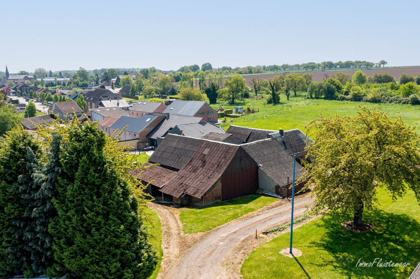 Te renoveren vierkantshoeve op ca. 60 are te Borlo (Gingelom) 