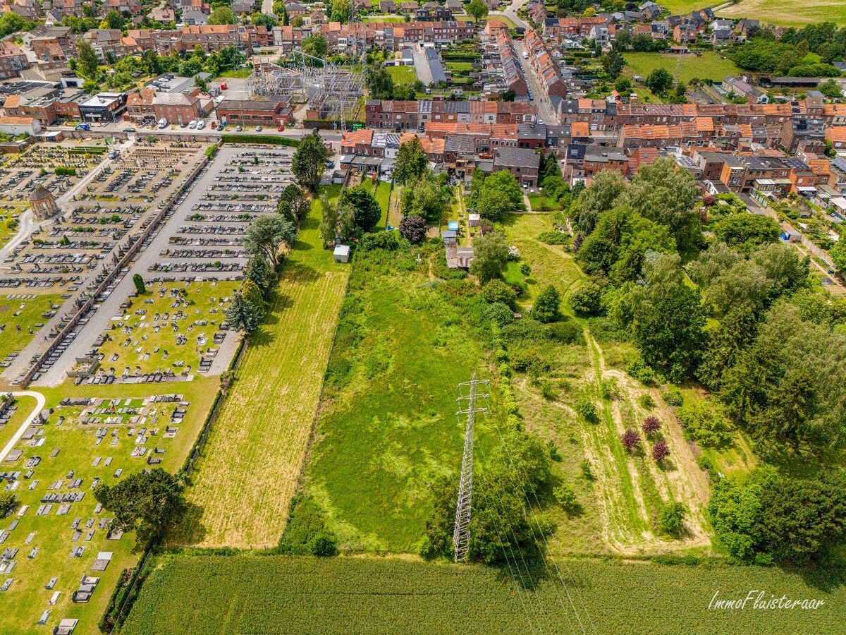 Op te frissen woning voorzien van stallen en aanpalend weiland op ca. 43a te Tienen. 